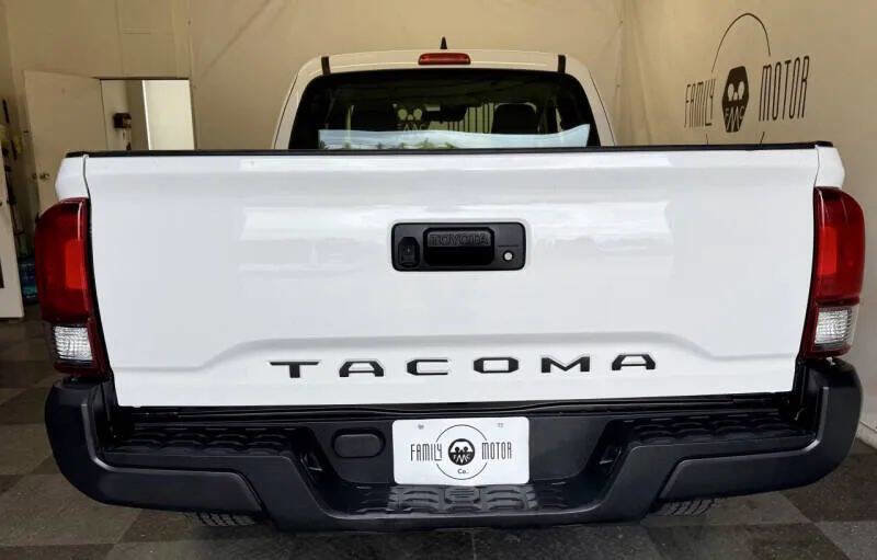 Used 2018 Toyota Tacoma SR image 4