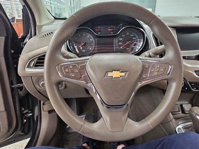 Used 2018 Chevrolet Cruze LT w/ Convenience Package FWD image 10
