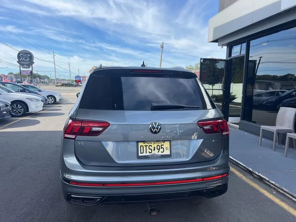 Used 2022 Volkswagen Tiguan SE R-Line image 11