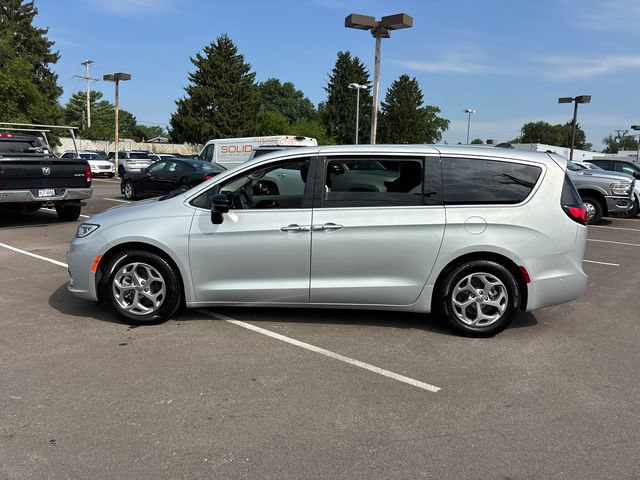 Used 2024 Chrysler Pacifica Limited FWD image 3