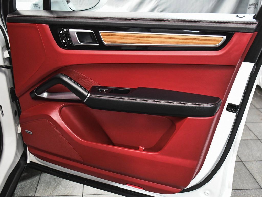 Used 2023 Porsche Cayenne Turbo S image 19