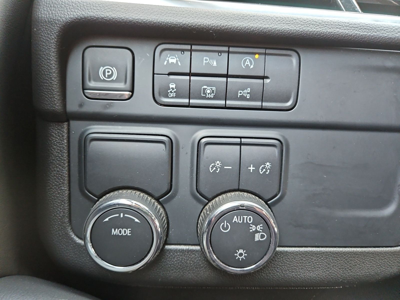 Used 2025 Chevrolet Suburban LT RWD image 23