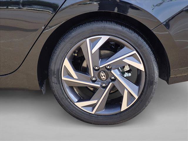 Used 2025 Hyundai Elantra SEL FWD image 23
