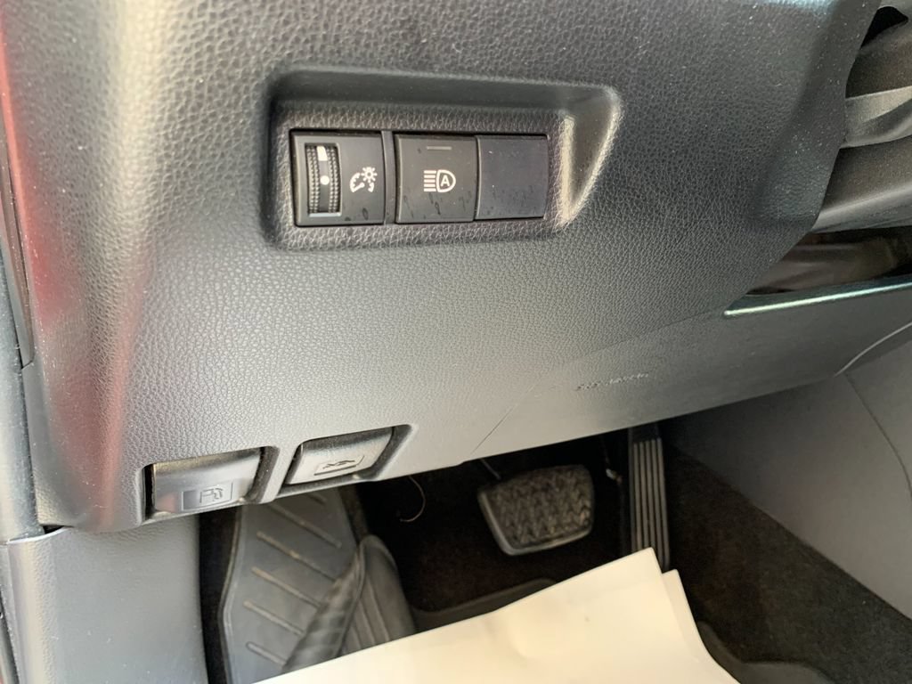 Used 2021 Toyota RAV4 LE AWD/4WD image 30