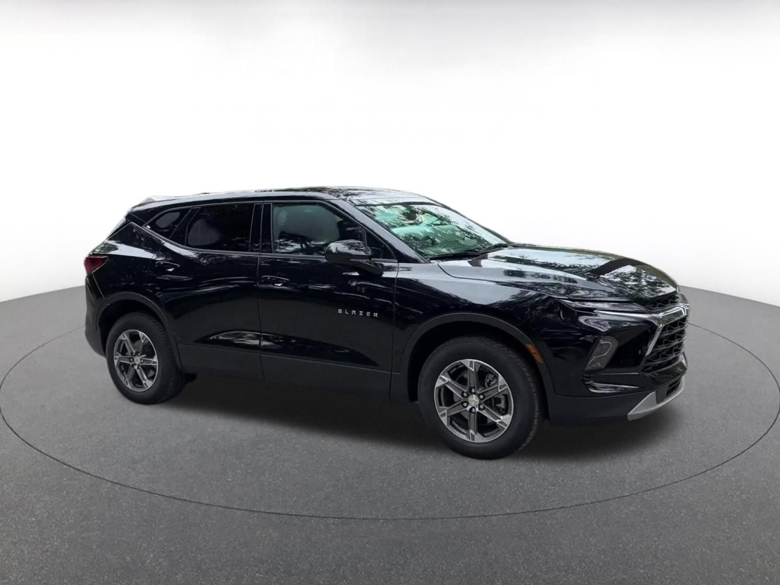 Used 2026 Chevrolet Blazer LT FWD image 2
