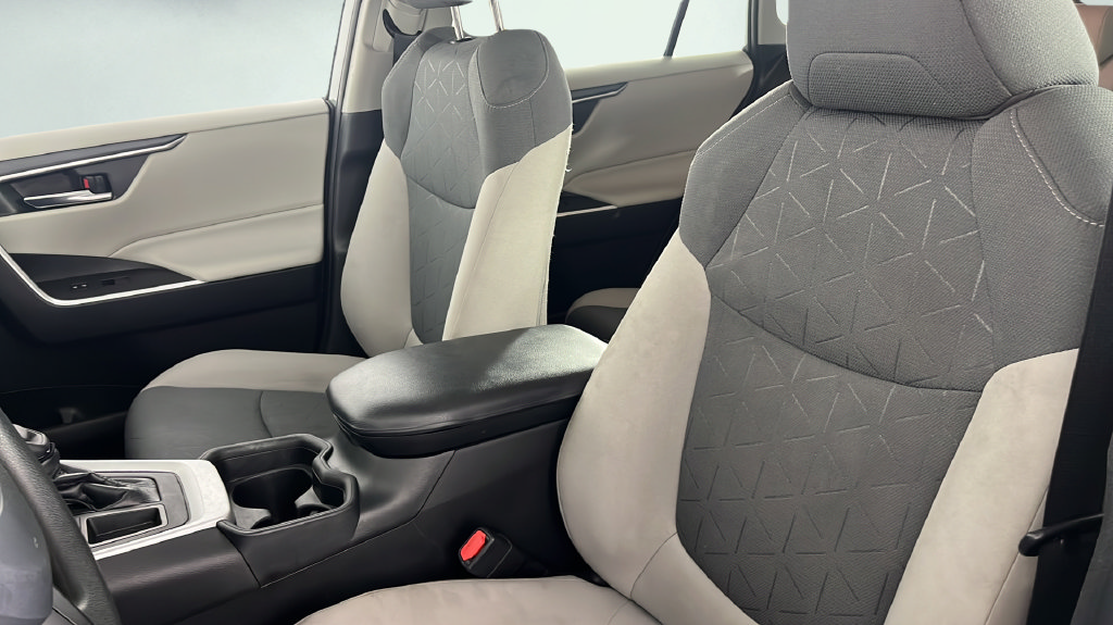 Used 2020 Toyota RAV4 XLE w/ Convenience Package FWD image 37