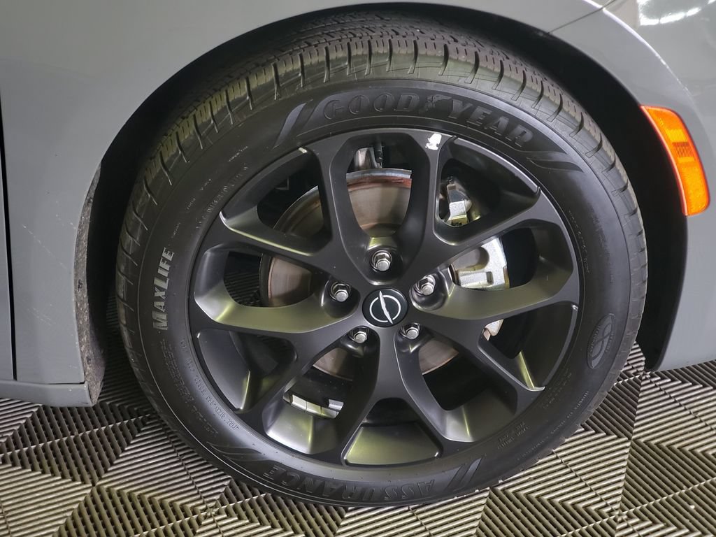 Used 2025 Chrysler Pacifica Limited FWD image 32