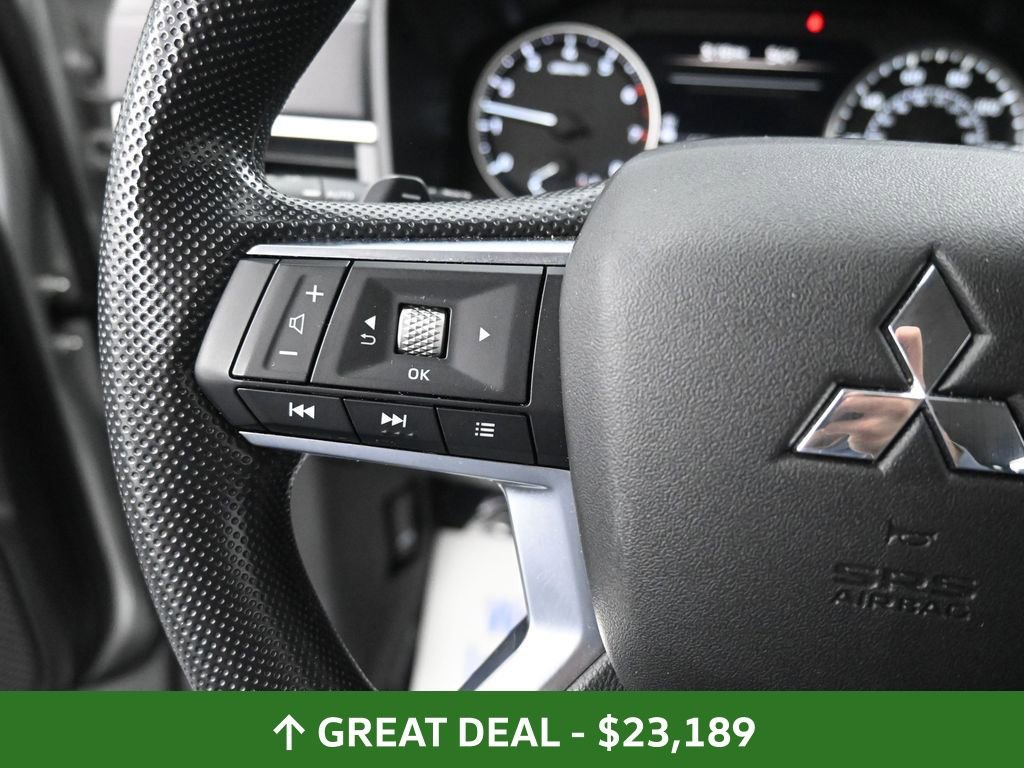 Used 2025 Mitsubishi Outlander ES image 32