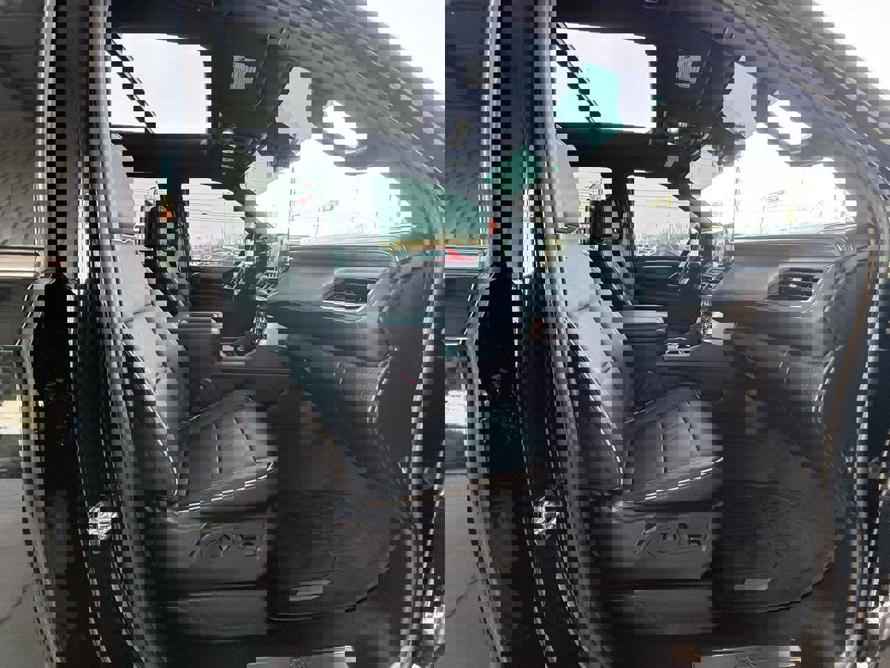 Used 2024 GMC Yukon SLT w/ SLT Luxury Package image 29