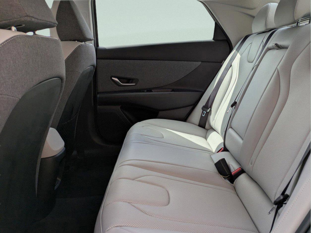 Used 2025 Hyundai Elantra Limited image 12