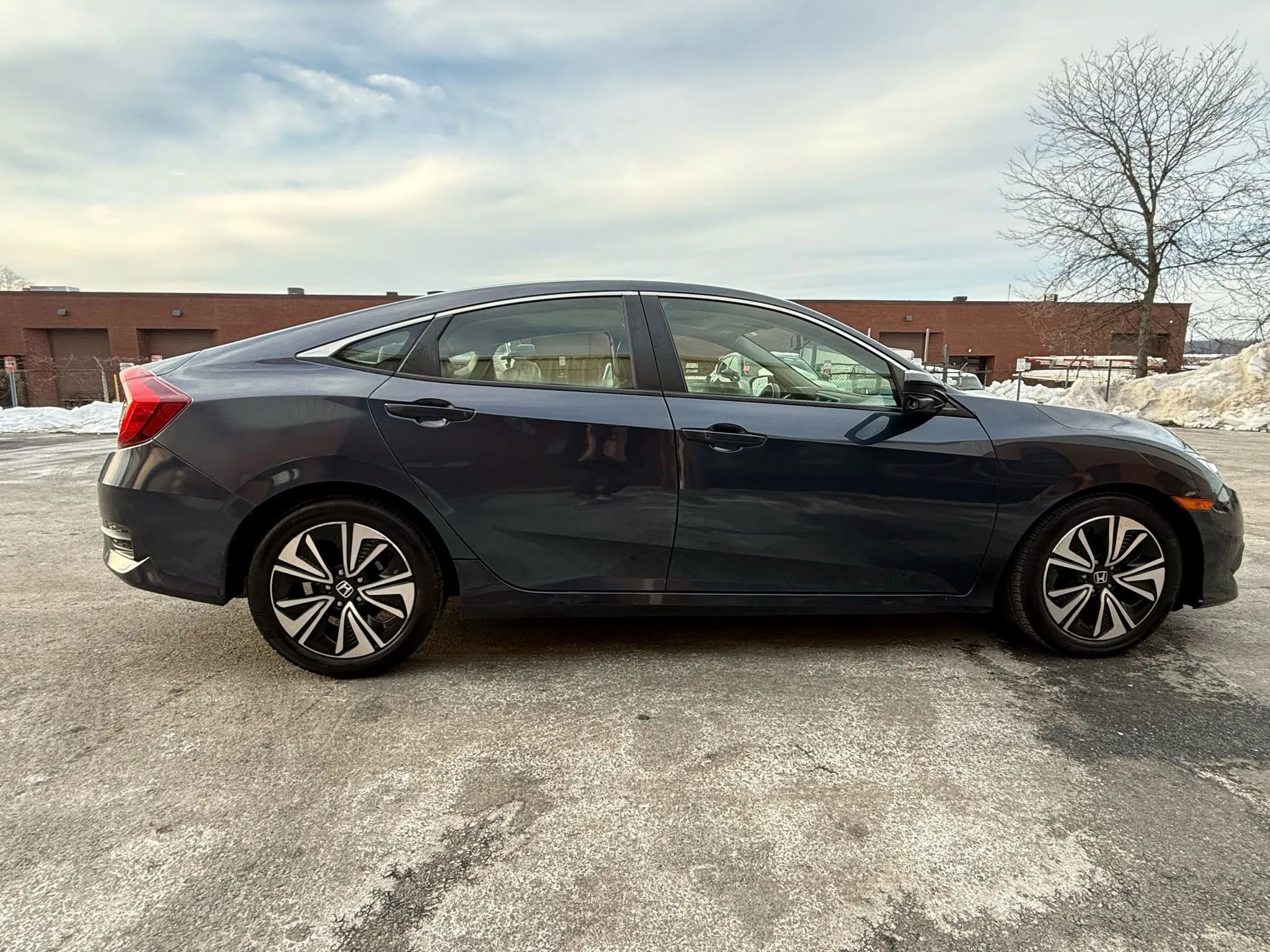Used 2018 Honda Civic EX-L image 4