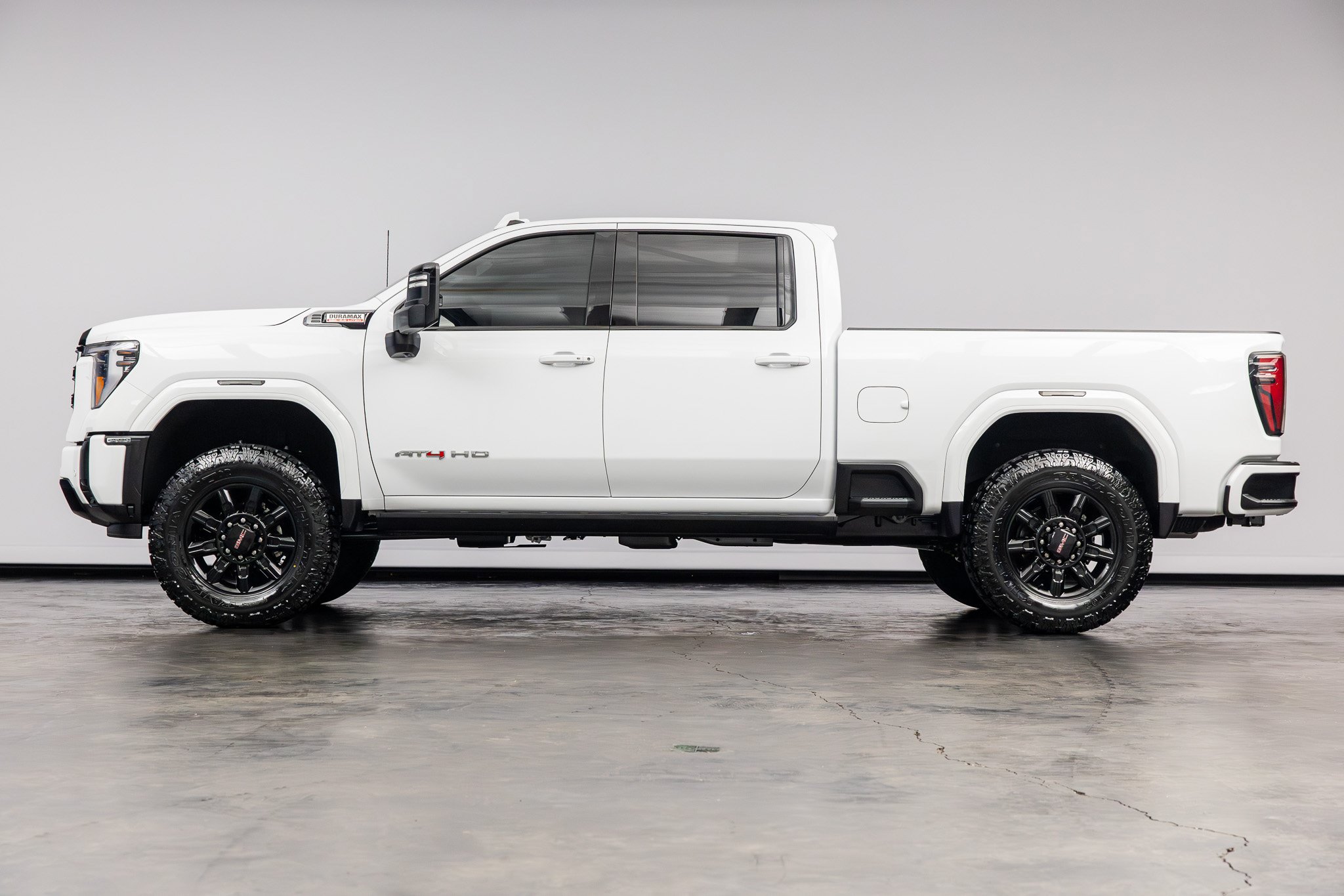 Used 2025 GMC Sierra 2500 AT4 w/ AT4 Premium Plus Package AWD/4WD image 9