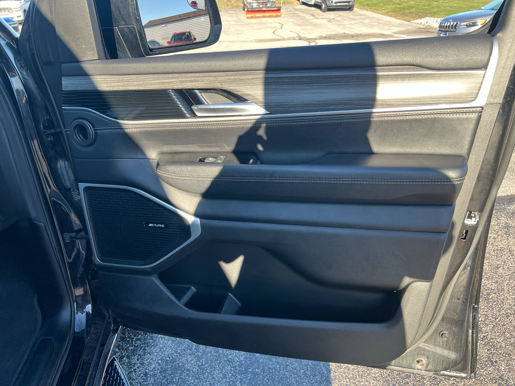 Used 2024 Jeep Wagoneer L Series II w/ Flexible Seating Group image 17