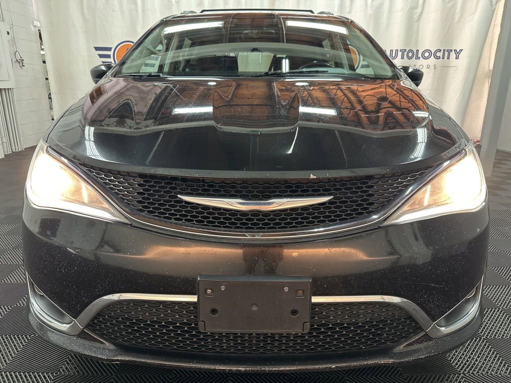 Used 2017 Chrysler Pacifica Touring-L image 3