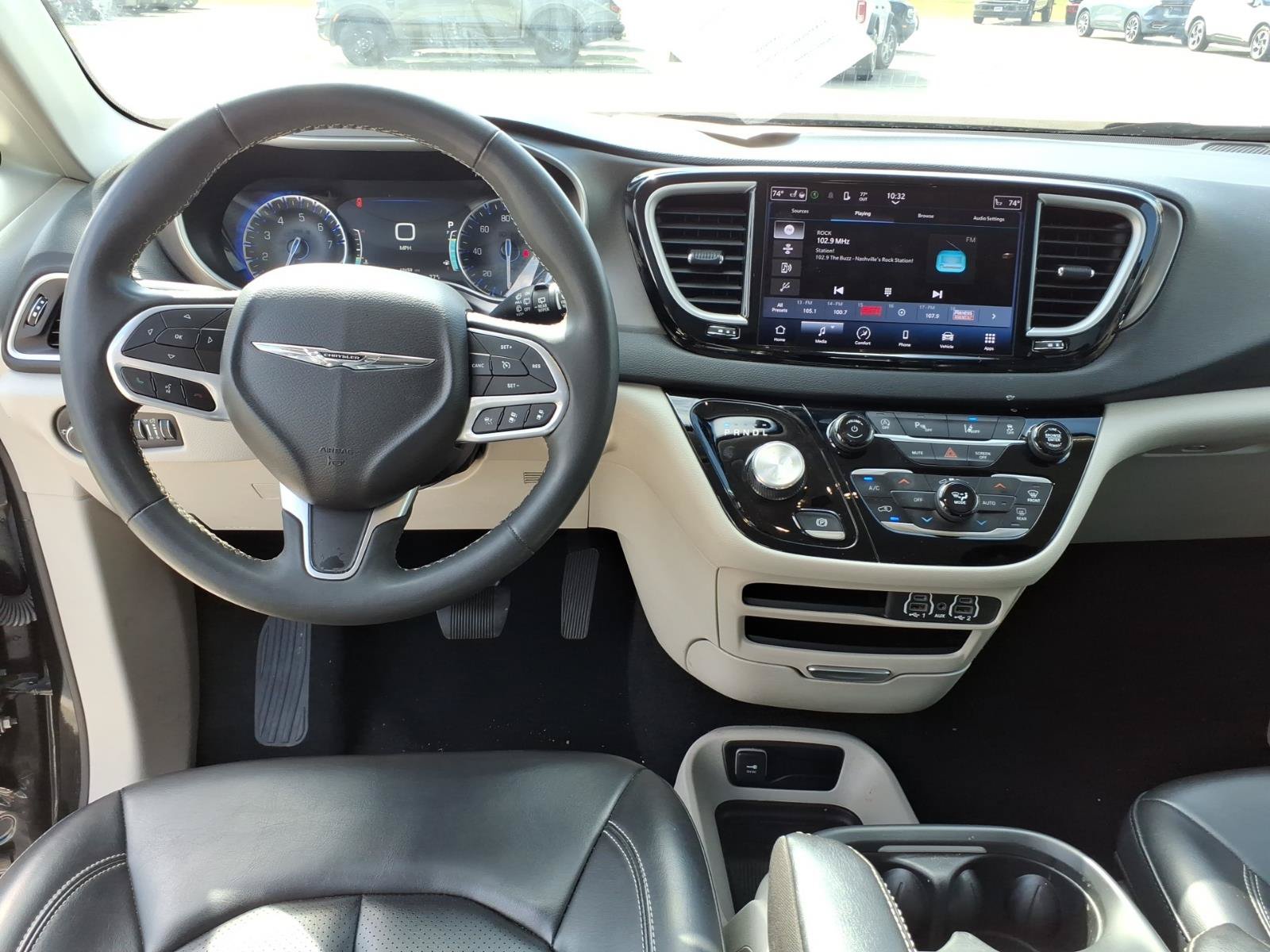 Used 2023 Chrysler Pacifica Touring-L FWD image 14