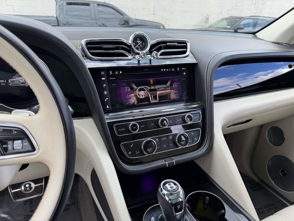 Used 2022 Bentley Bentayga AWD/4WD image 27