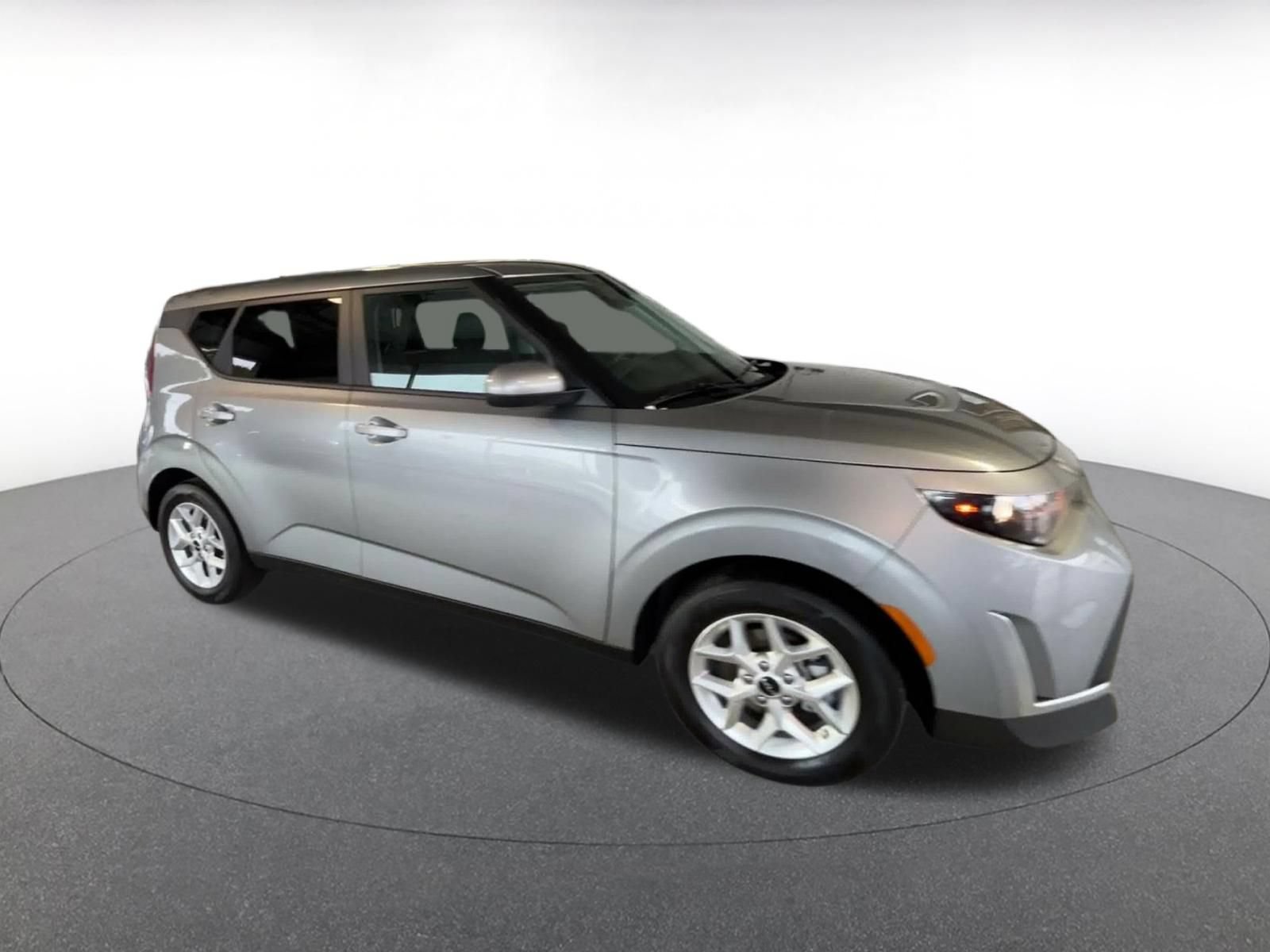 Used 2025 Kia Soul LX w/ LX Technology Package FWD image 2