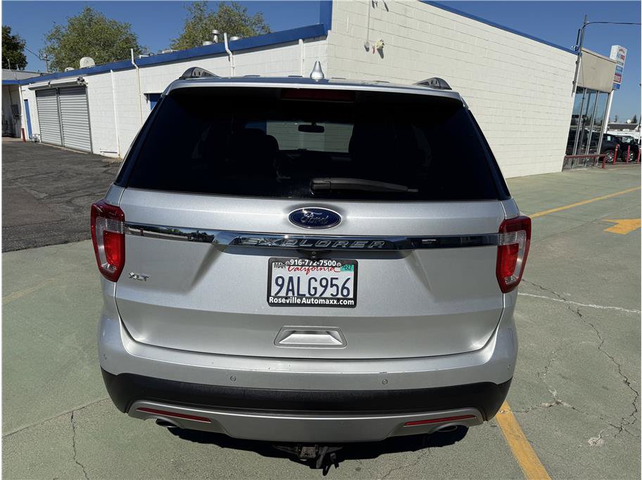 Used 2017 Ford Explorer XLT w/ Equipment Group 201A FWD image 7