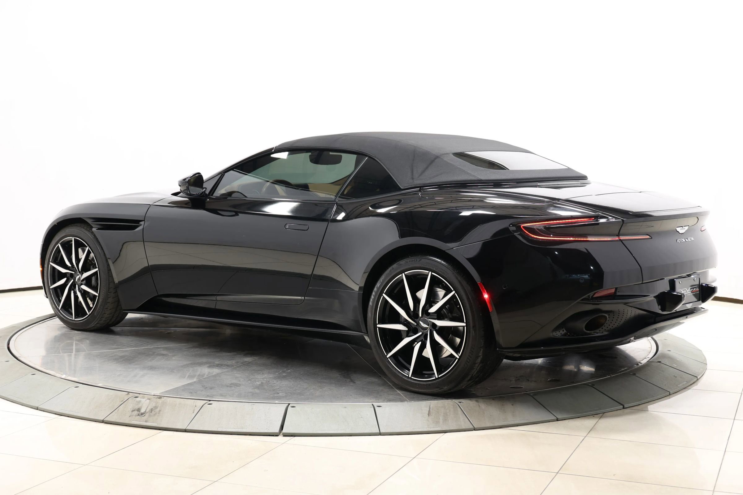 Used 2020 Aston Martin DB11 Volante image 94