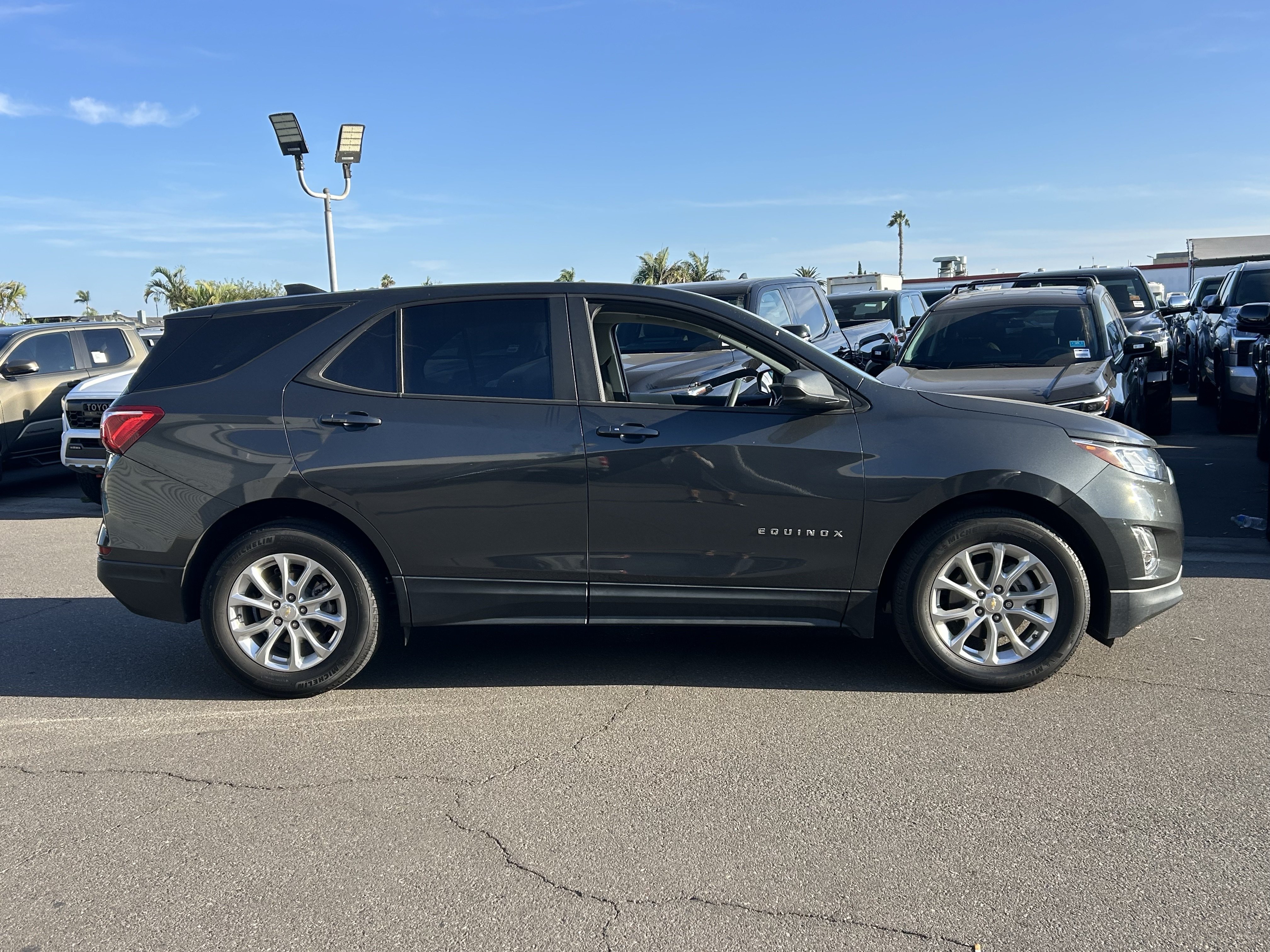 Used 2021 Chevrolet Equinox LS w/ LS Convenience Package FWD image 2