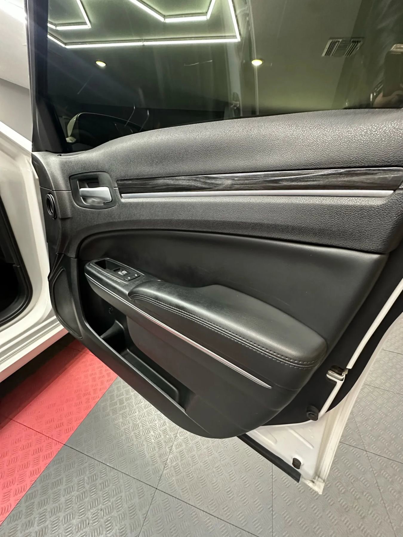 Used 2016 Chrysler 300 Limited image 33