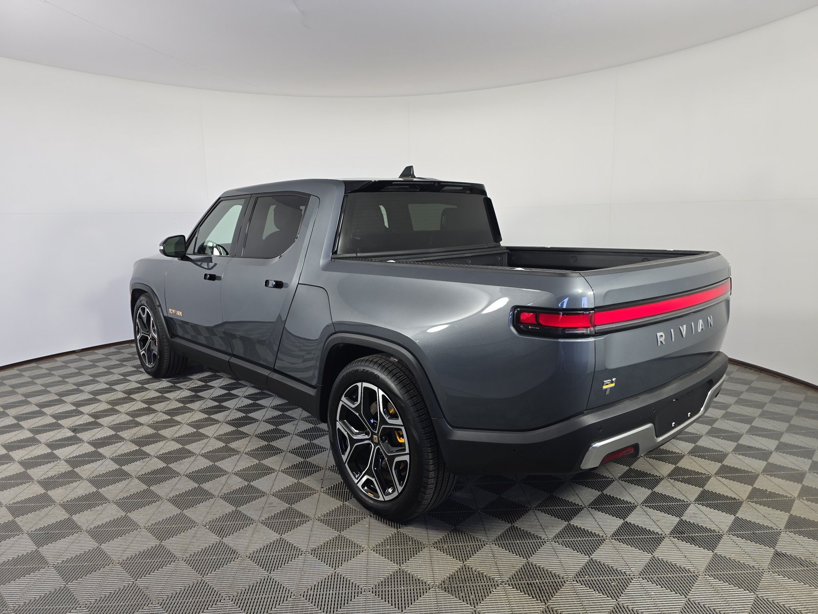 Used 2024 Rivian R1T Adventure AWD/4WD image 3