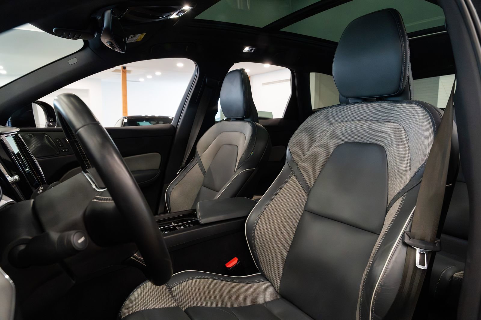 Used 2021 Volvo XC60 T8 R-Design w/ Advanced Package AWD/4WD image 18