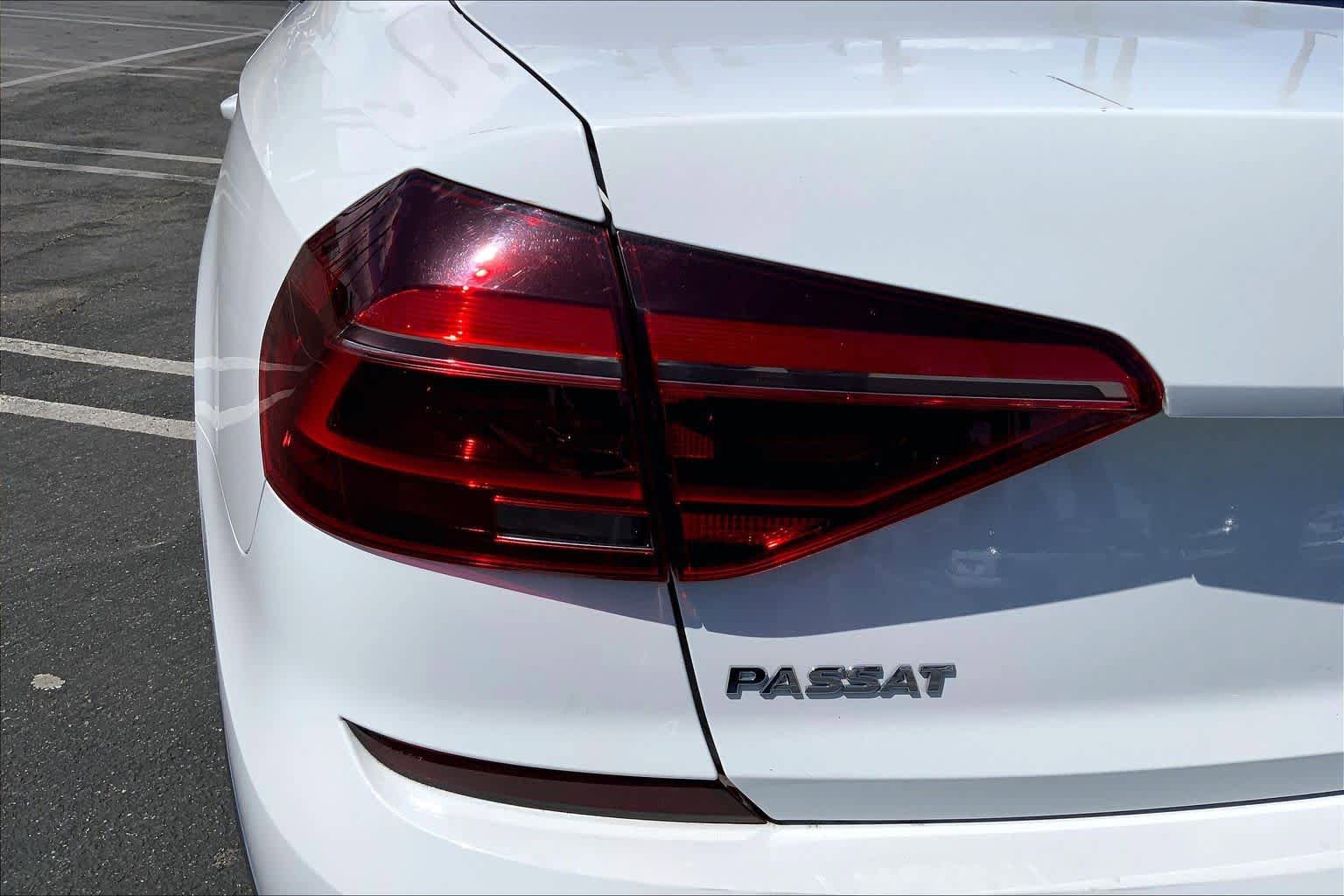 Used 2018 Volkswagen Passat 2.0T R-Line w/ R-Line Lighting Package FWD image 28