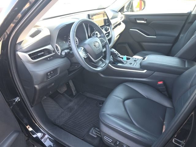 Used 2024 Toyota Highlander XLE AWD/4WD image 9