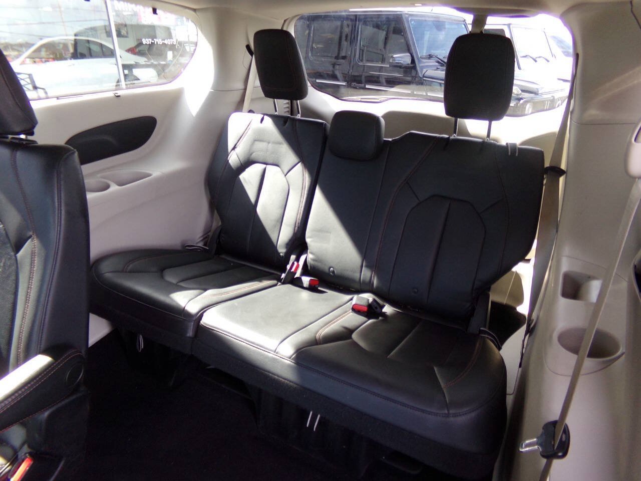 Used 2017 Chrysler Pacifica Touring-L w/ Tire & Wheel Group FWD image 17