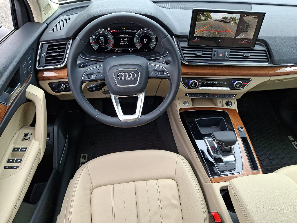 Used 2023 Audi Q5 2.0T Premium Plus w/ Premium Plus Package AWD/4WD image 2