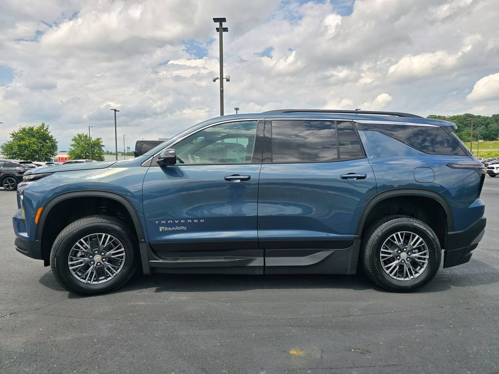 Used 2026 Chevrolet Traverse LT w/ Driver Confidence Package FWD image 5