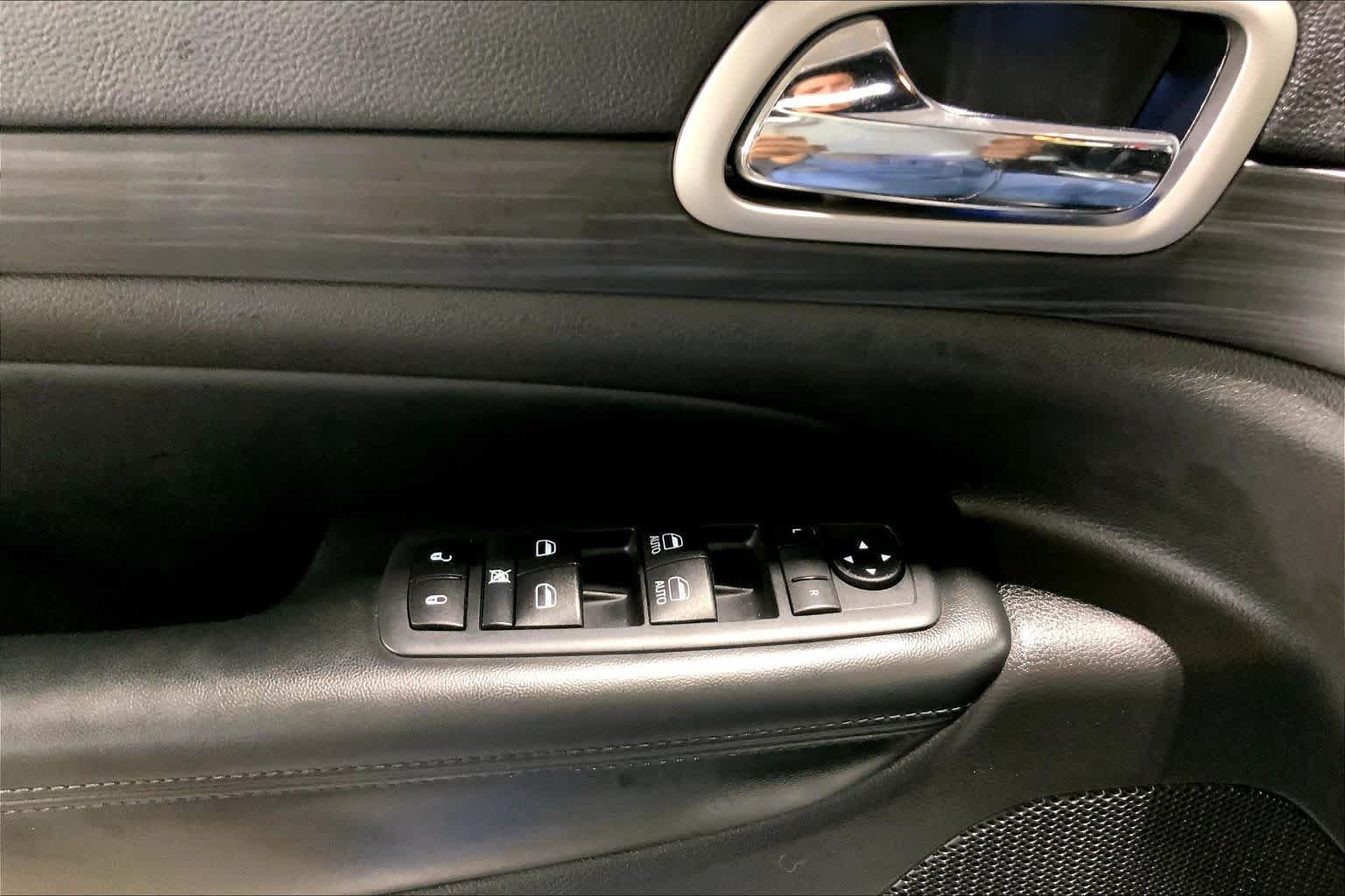 Used 2020 Jeep Grand Cherokee Altitude AWD/4WD image 34