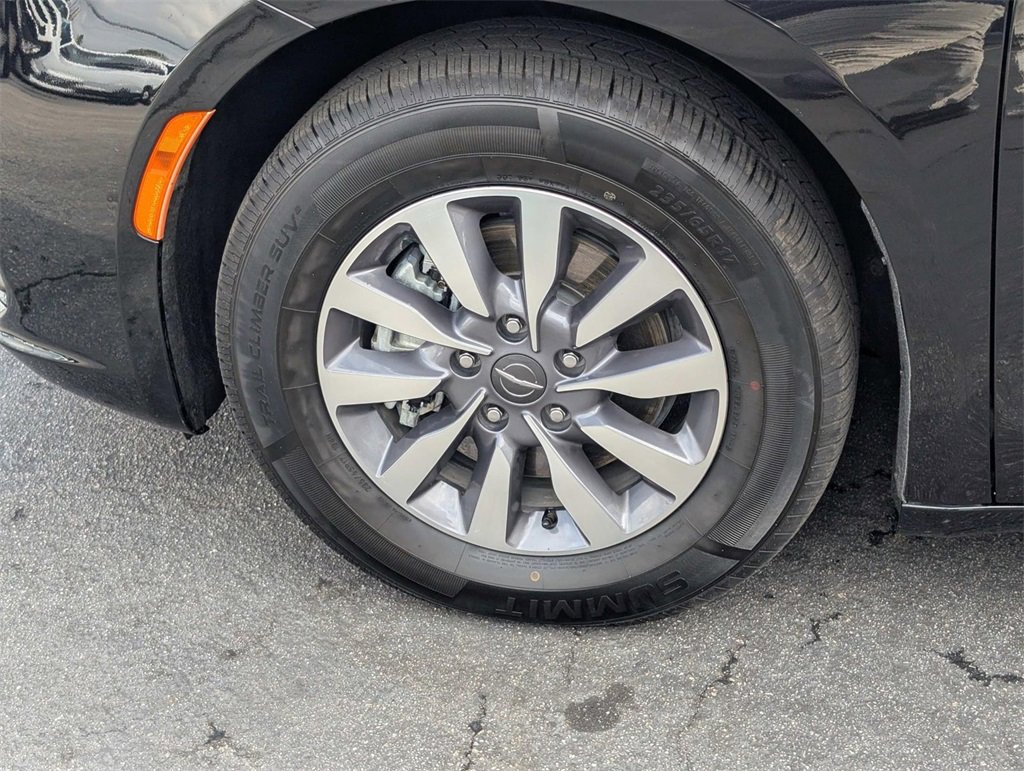 Used 2024 Chrysler Pacifica Select image 40