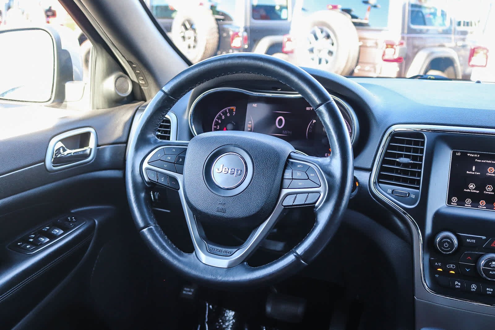 Used 2018 Jeep Grand Cherokee Laredo RWD image 15