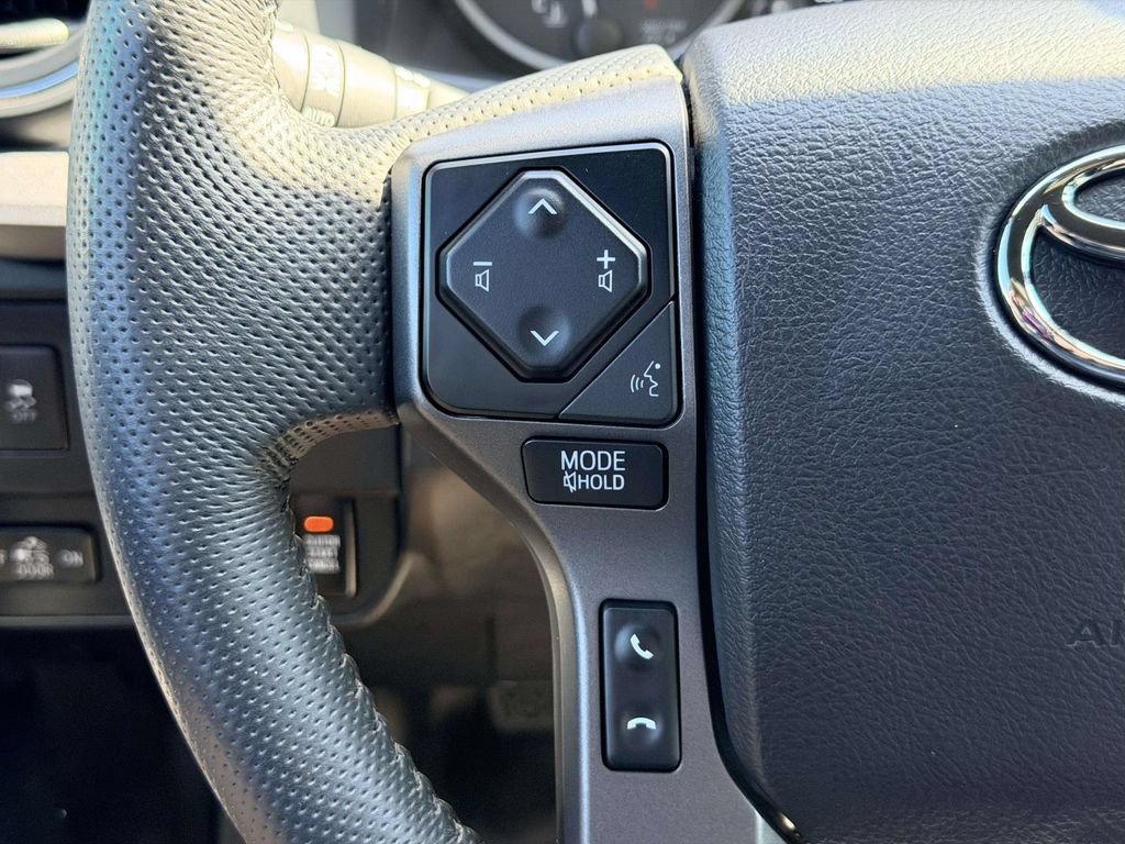 Certified 2022 Toyota Tacoma TRD Off-Road AWD/4WD image 8