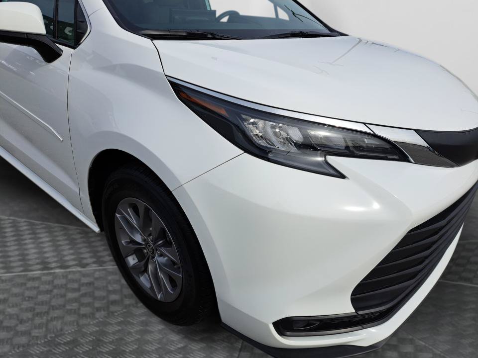 Used 2025 Toyota Sienna LE AWD/4WD image 19