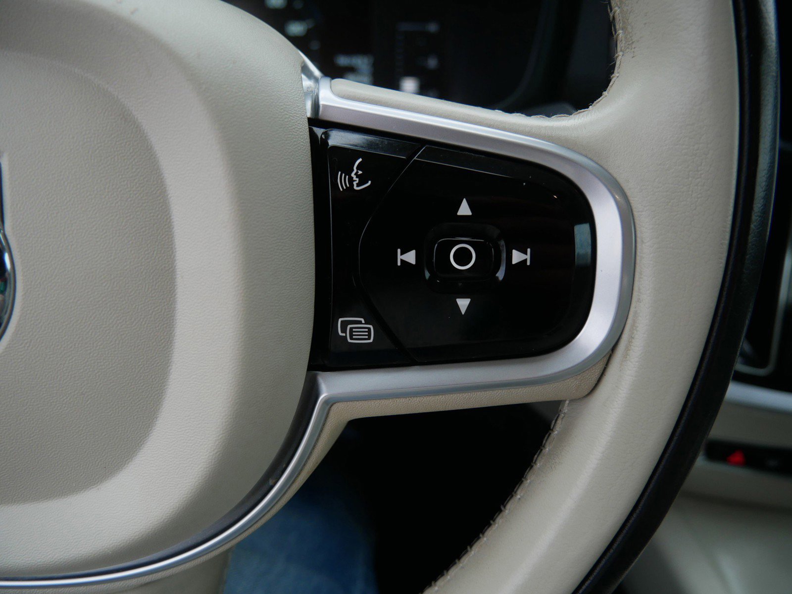 Used 2019 Volvo S60 T6 Momentum w/ Premium Package image 26