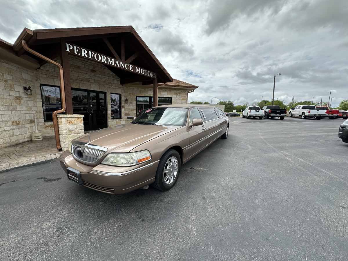 Used 2010 Lincoln Town Car Executive RWD image 1