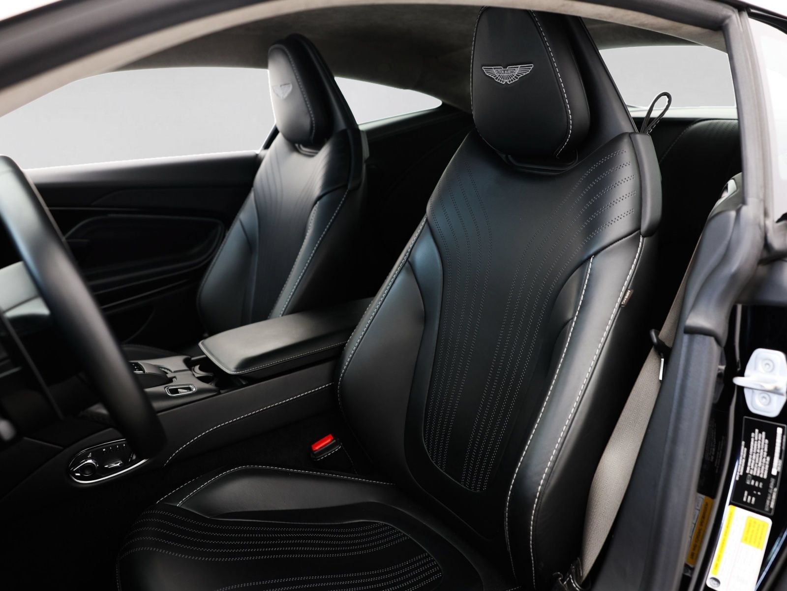 Used 2018 Aston Martin DB11 V12 RWD image 6