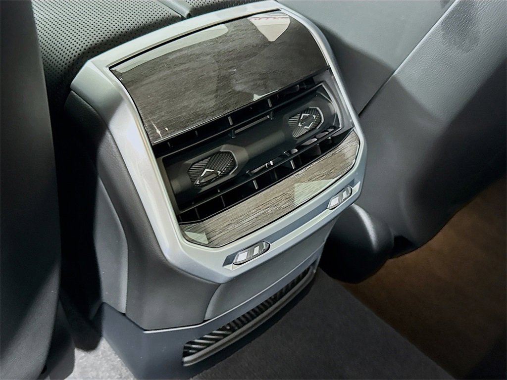 Used 2024 BMW i7 xDrive60 image 27