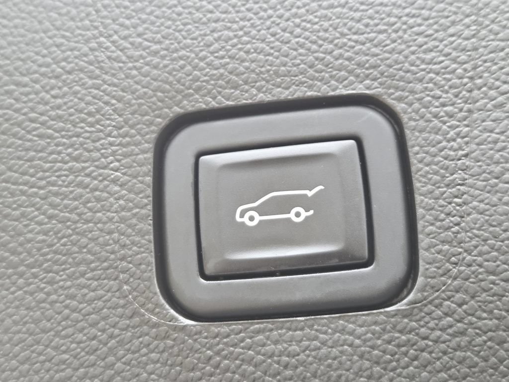 Used 2023 Chevrolet Traverse High Country AWD/4WD image 19