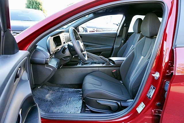 Used 2025 Hyundai Elantra Sport image 13