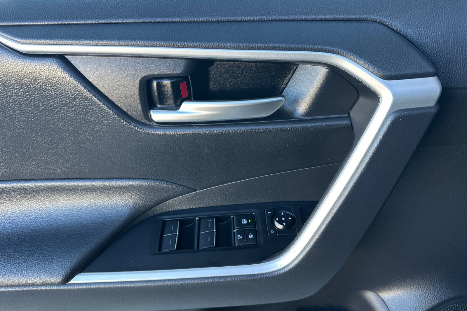 Used 2025 Toyota RAV4 XLE image 13