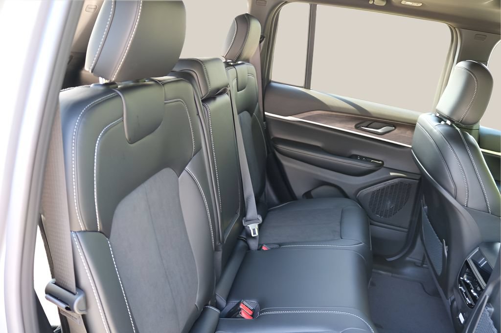 New 2027 Jeep Grand Cherokee Altitude AWD/4WD image 18