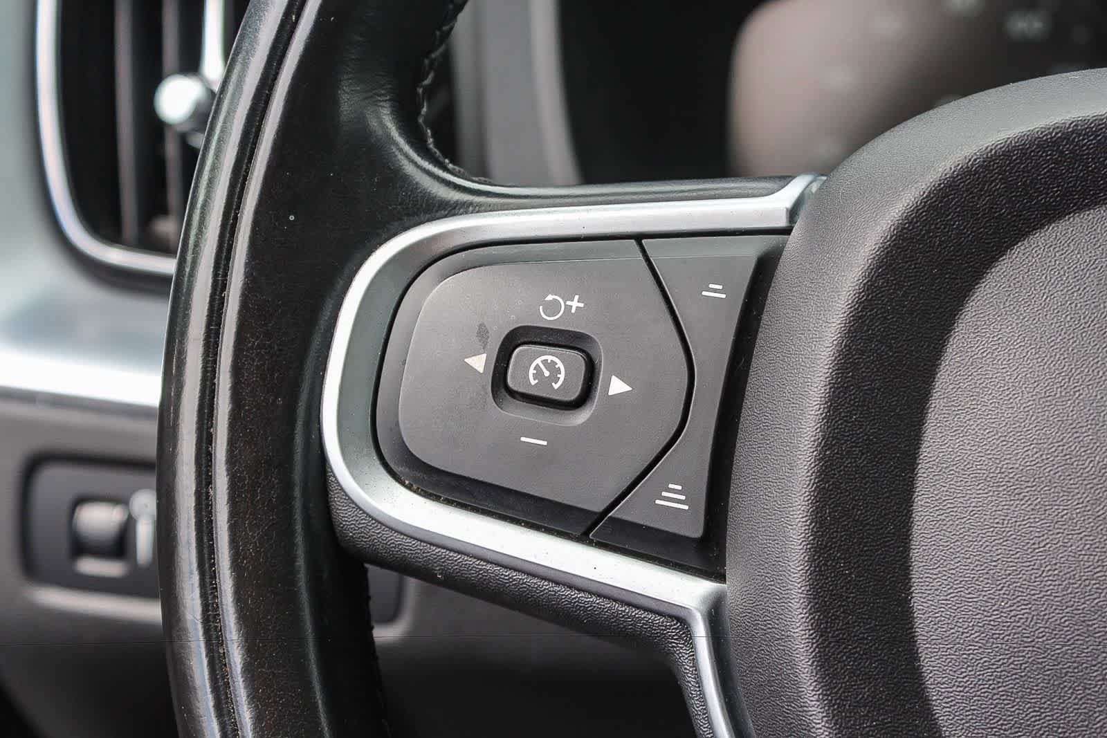 Used 2018 Volvo XC60 T8 Momentum AWD/4WD image 32
