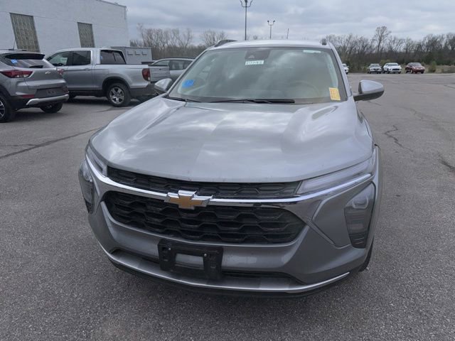 Used 2025 Chevrolet Trax LT w/ LT Convenience Package image 3