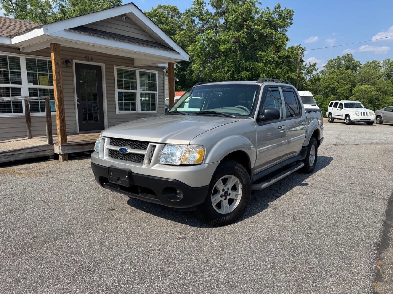 Used 2003 Ford Explorer Sport Trac XLT RWD image 2