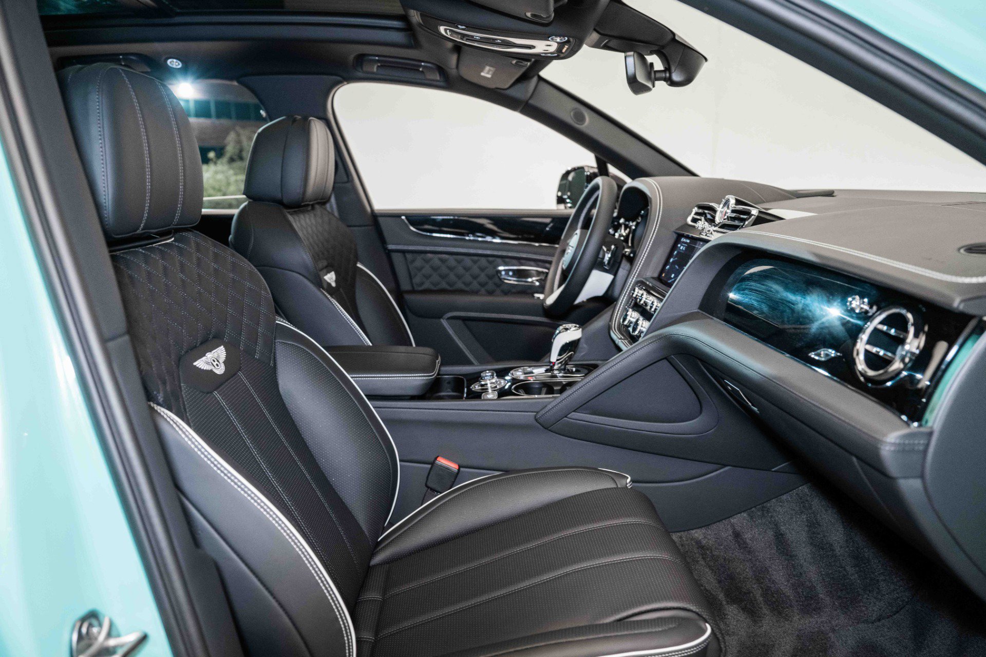 Used 2024 Bentley Bentayga image 2