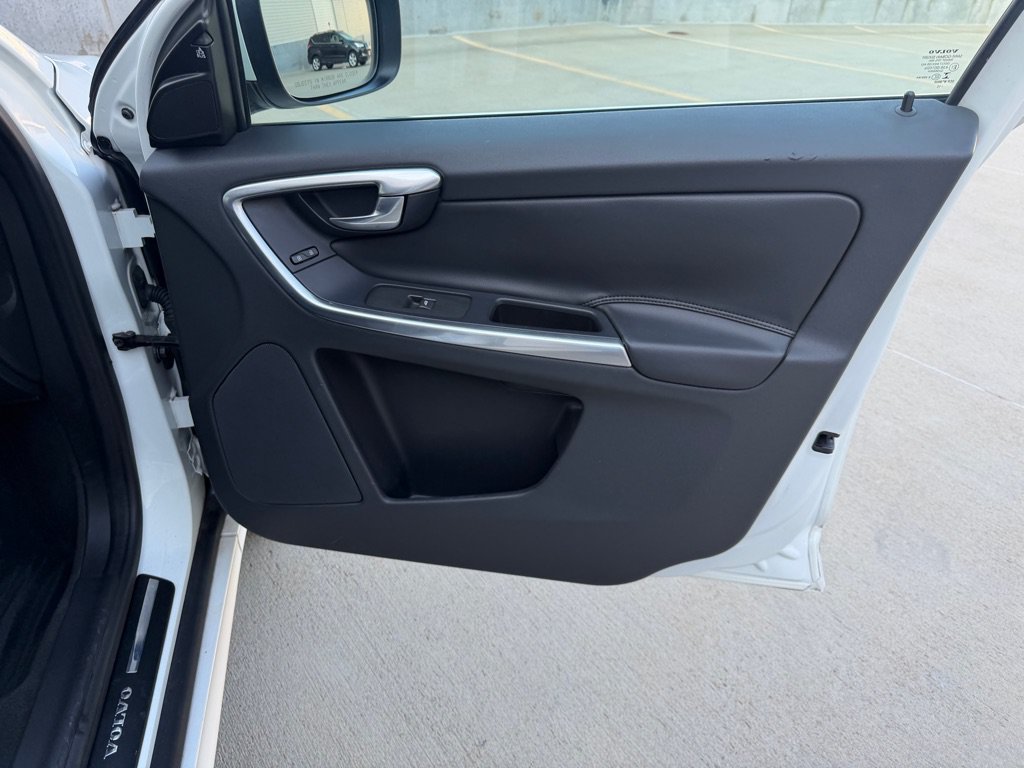 Used 2016 Volvo XC60 T5 Premier w/ Proximity Package FWD image 26